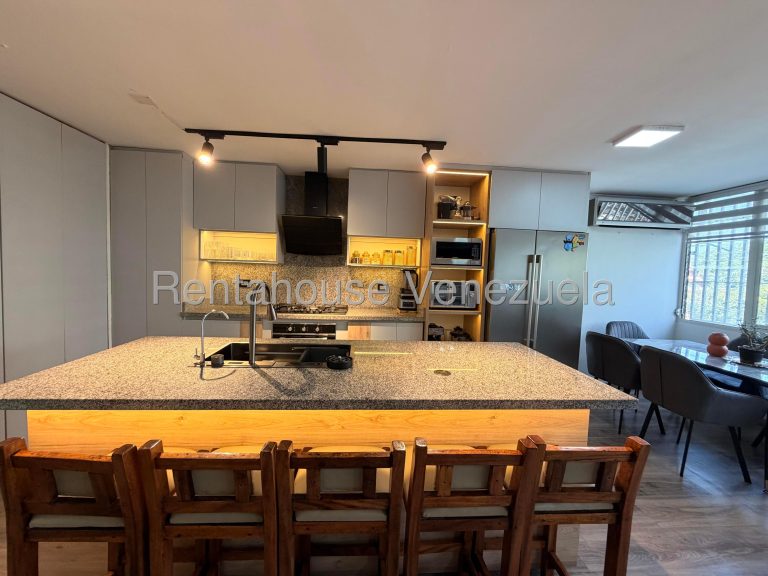 Apartamento dúplex remodelado con línea blanca en Juan Pablo II