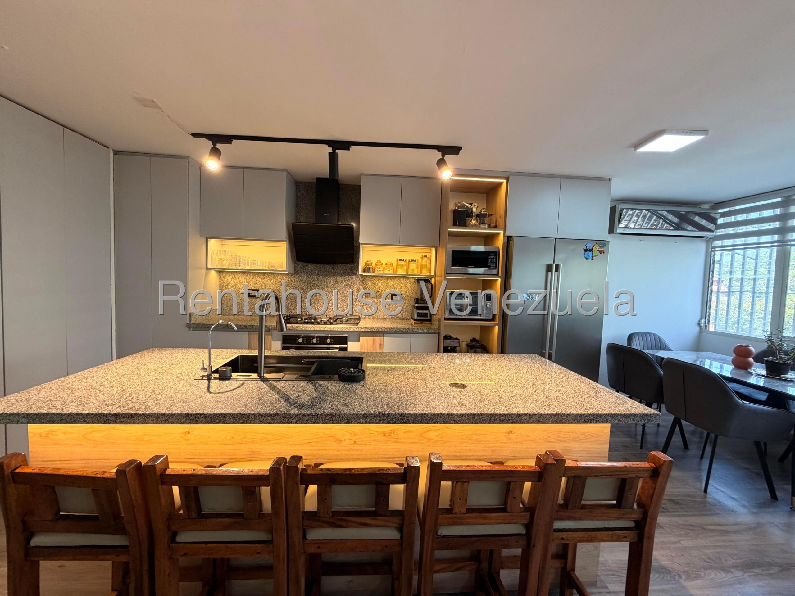 Apartamento dúplex remodelado con línea blanca en Juan Pablo II