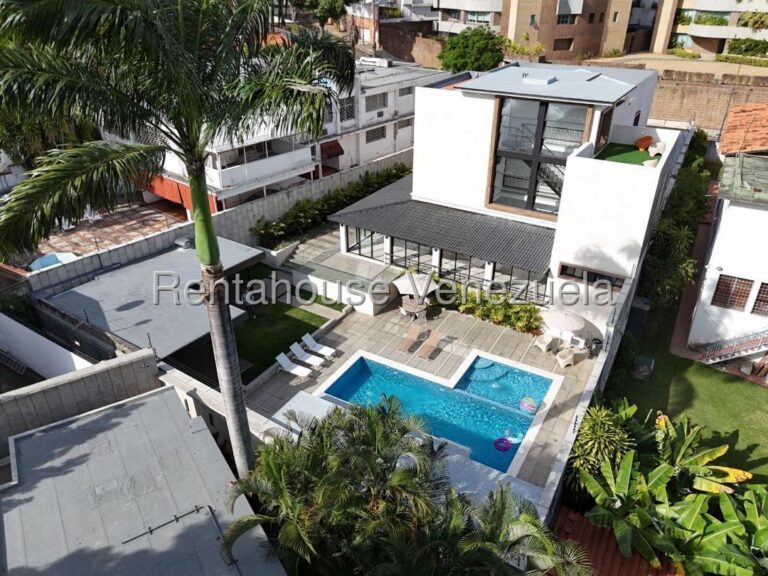 Casa moderna con piscina y terraza en Altamira