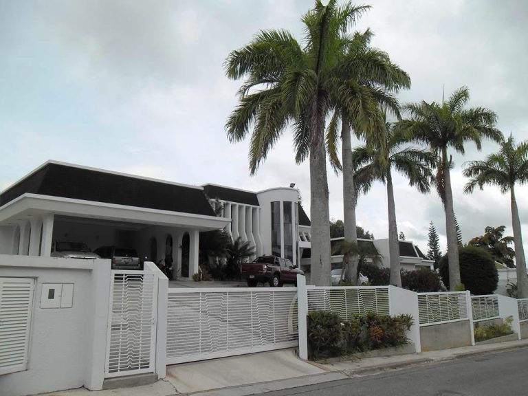 Casa múltiples niveles con jardín en La Lagunita Country Club
