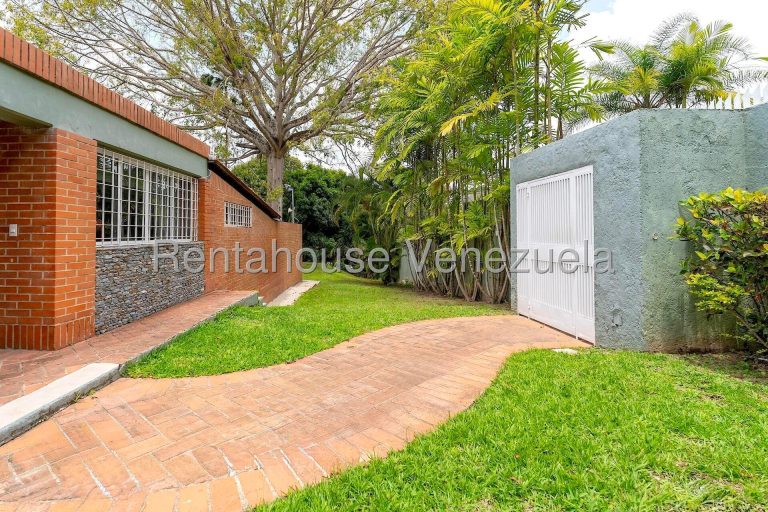 Casa remodelada con jardín espectacular en La Lagunita Country Club