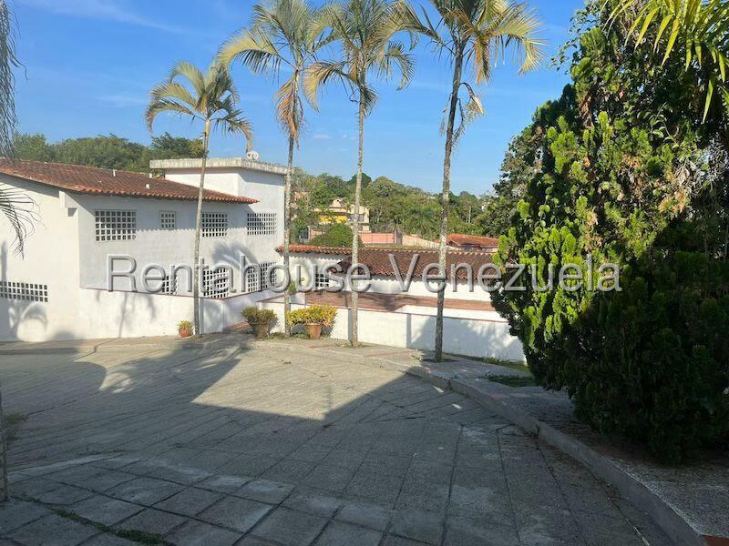 Casa en múltiples niveles con jardín amplísimo, La Lagunita