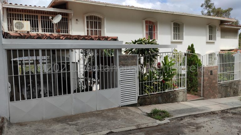 Casa tres niveles con terraza en Macaracuay