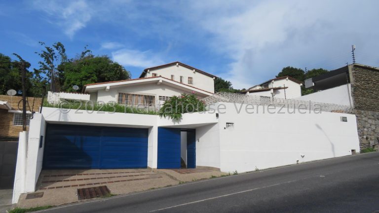 Casa amplia con terraza y parrillera en Lomas Club Hipico