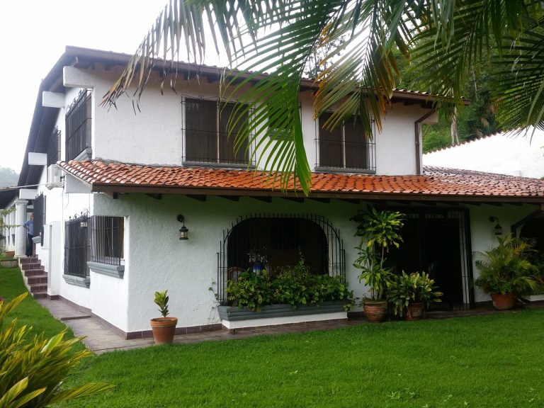 Casa espaciosa con terraza y vista, El Hatillo