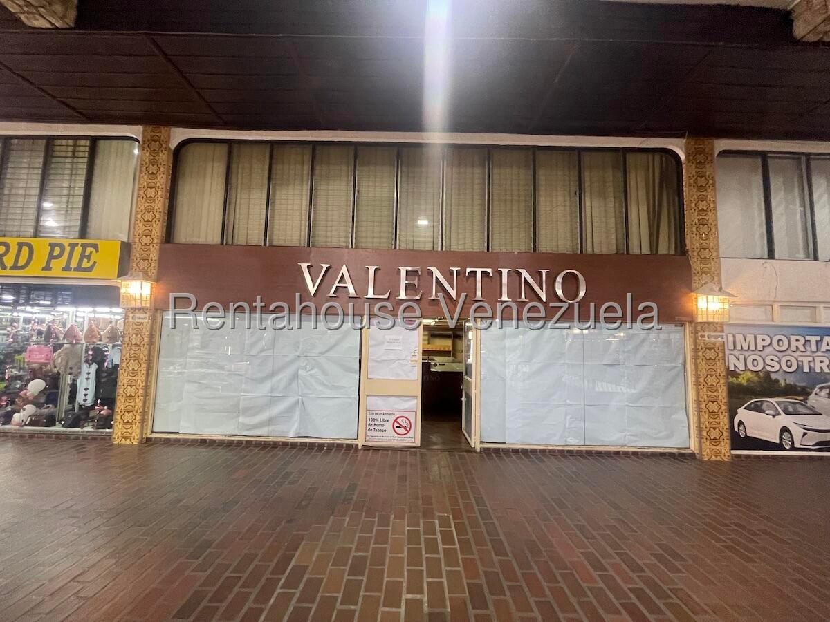 Comercial con mezzanina amoblada en La Rosaleda