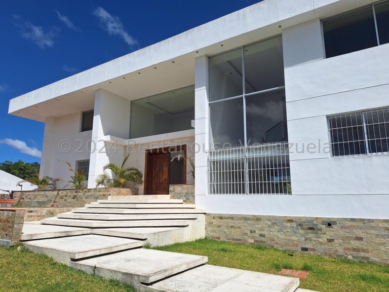 Casa nueva con piscina techada en La Lagunita Country Club
