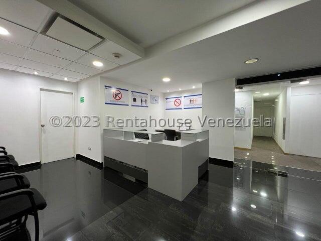 Comercial con vista al Ávila, El Recreo