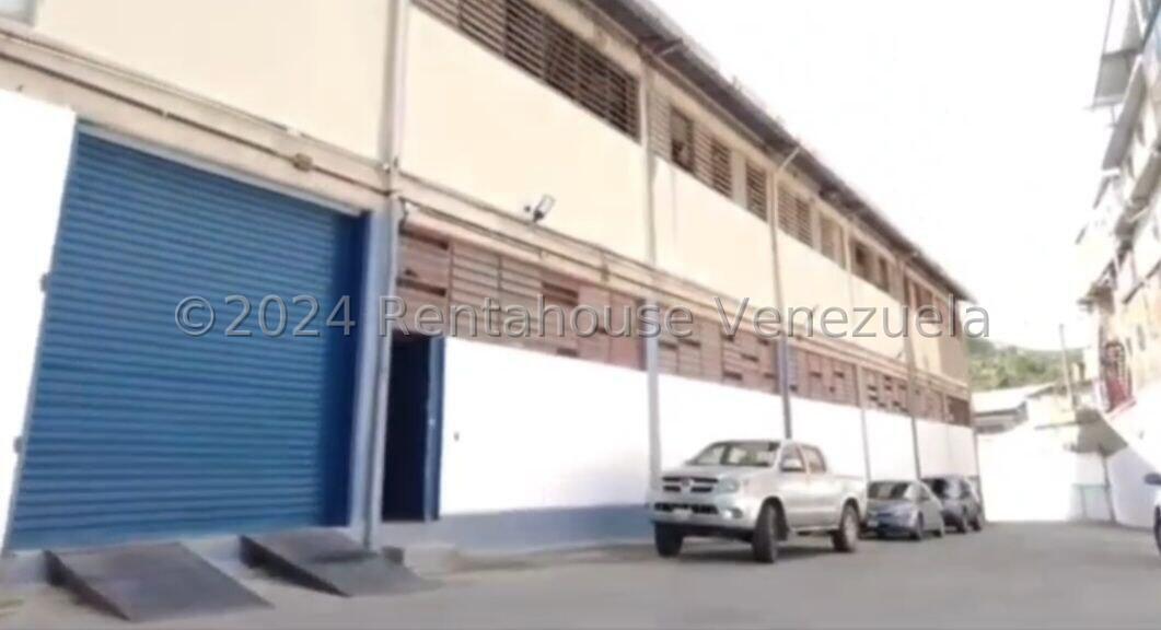 Comercial 900 m² altura 5,5 m sótano Las Minas