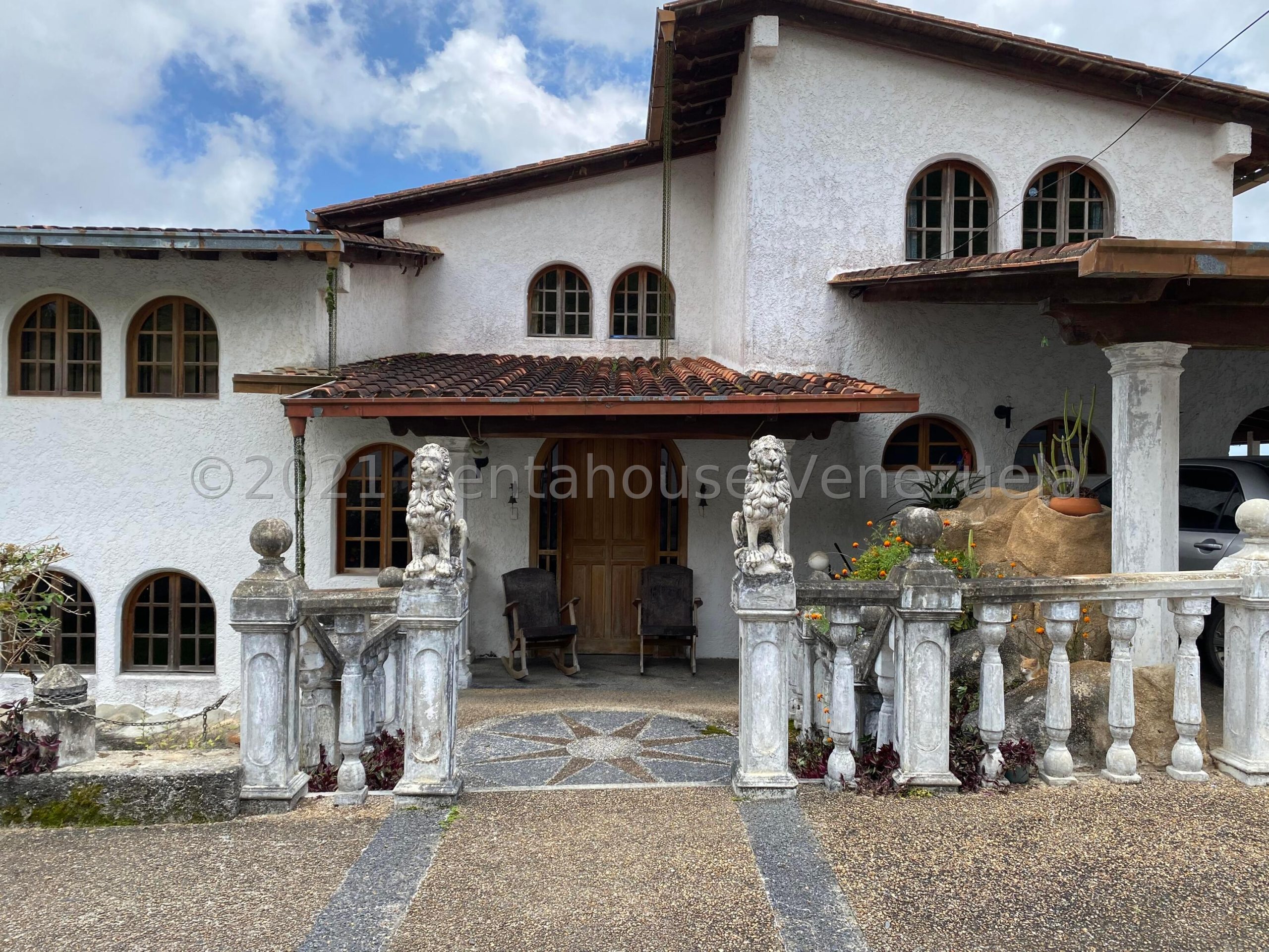 Casa de múltiples niveles con excelente vista en La Morita