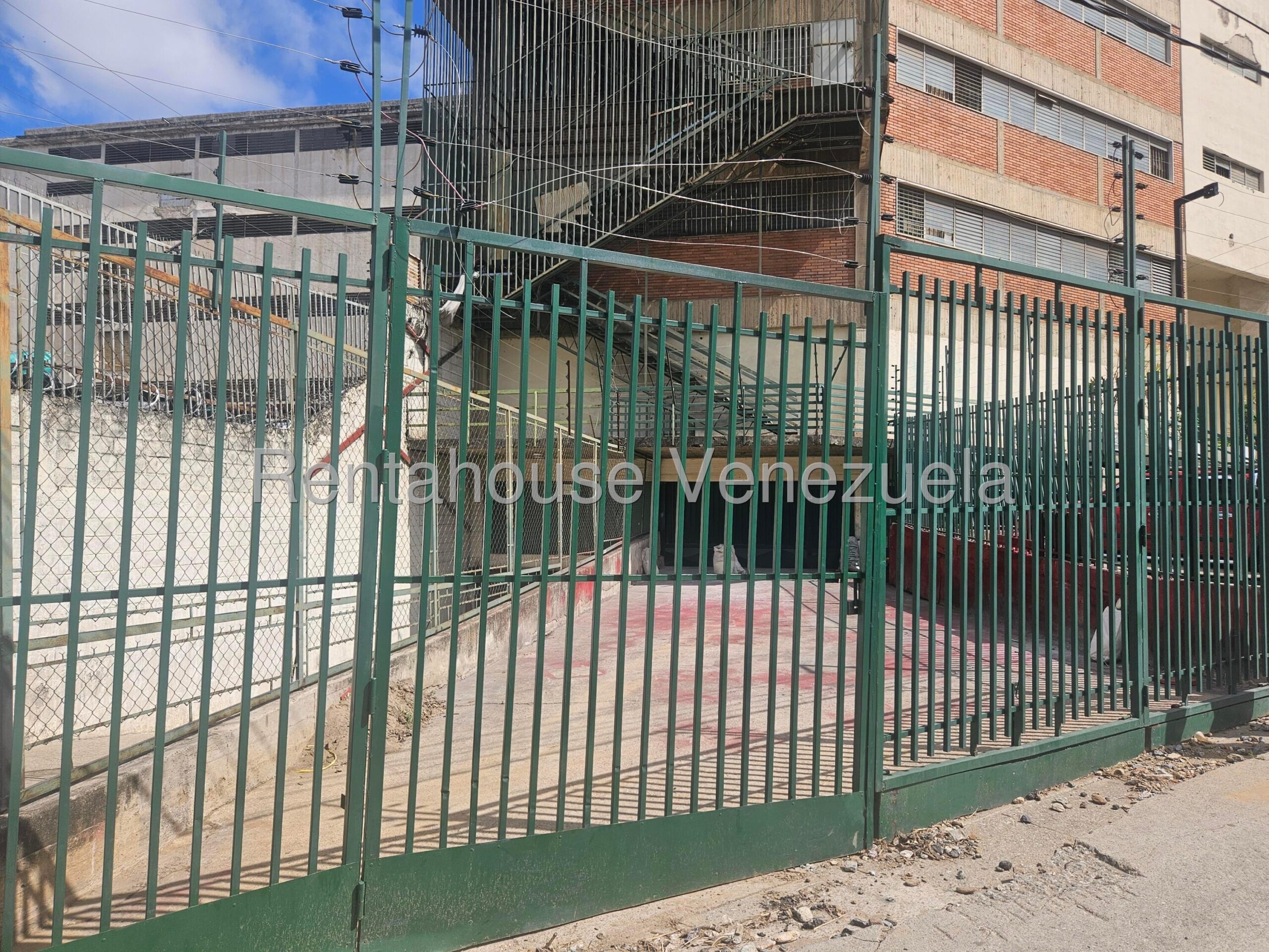 Comercial amplio con mezzanina y estacionamiento La Yaguara