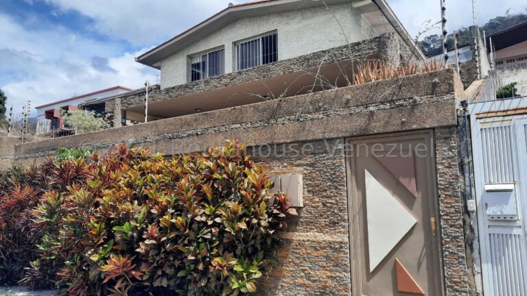 Casa con 5 habitaciones y 4 baños en El Marques, Caracas