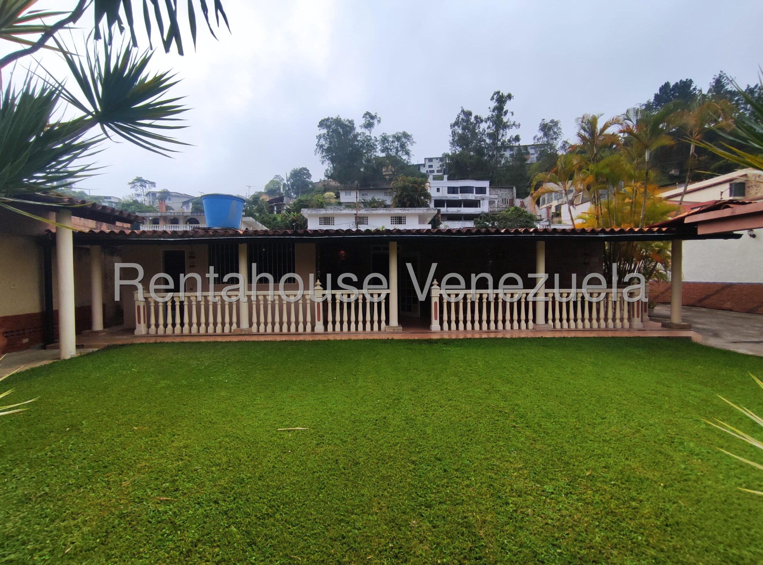 Casa con 4 habitaciones y 2 baños en Colinas de Carrizal, Carrizal