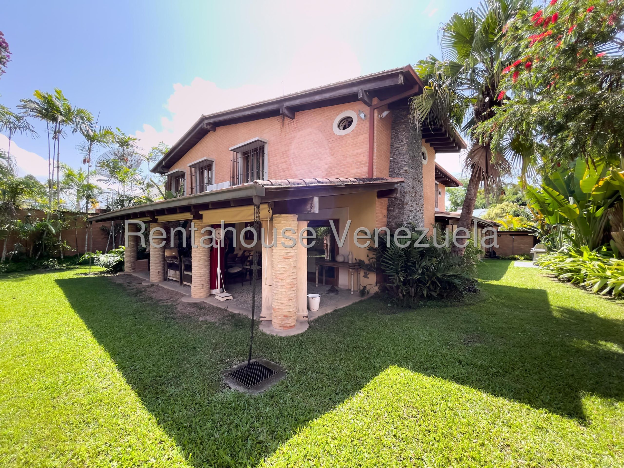 Casa con 5 habitaciones y 5 baños en La Lagunita Country Club, Caracas