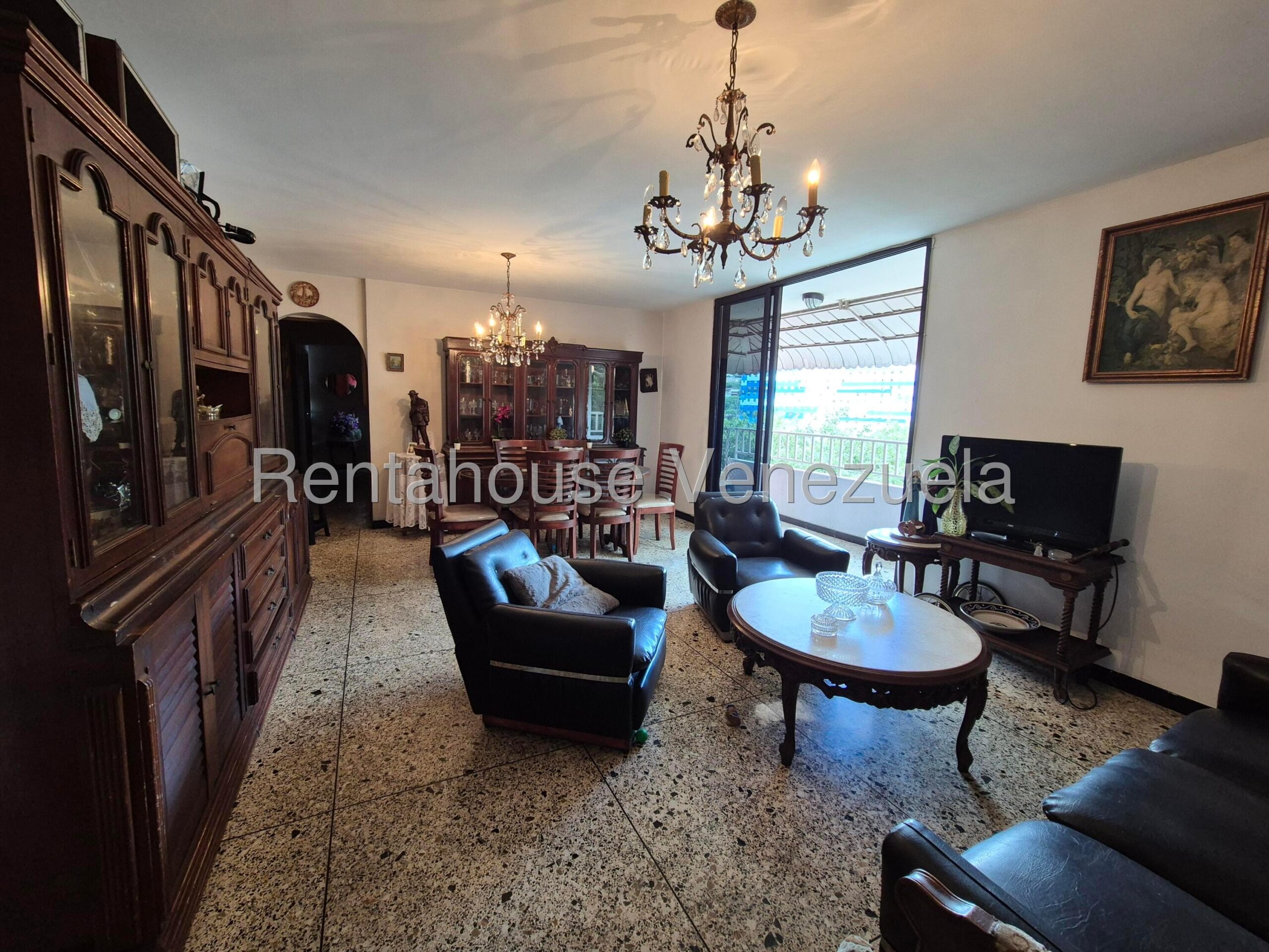 Apartamento con 3 habitaciones y 2 baños en El Paraiso, Caracas