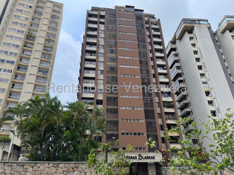 Apartamento con 3 habitaciones y 2 baños en Lomas de Prados del Este, Caracas