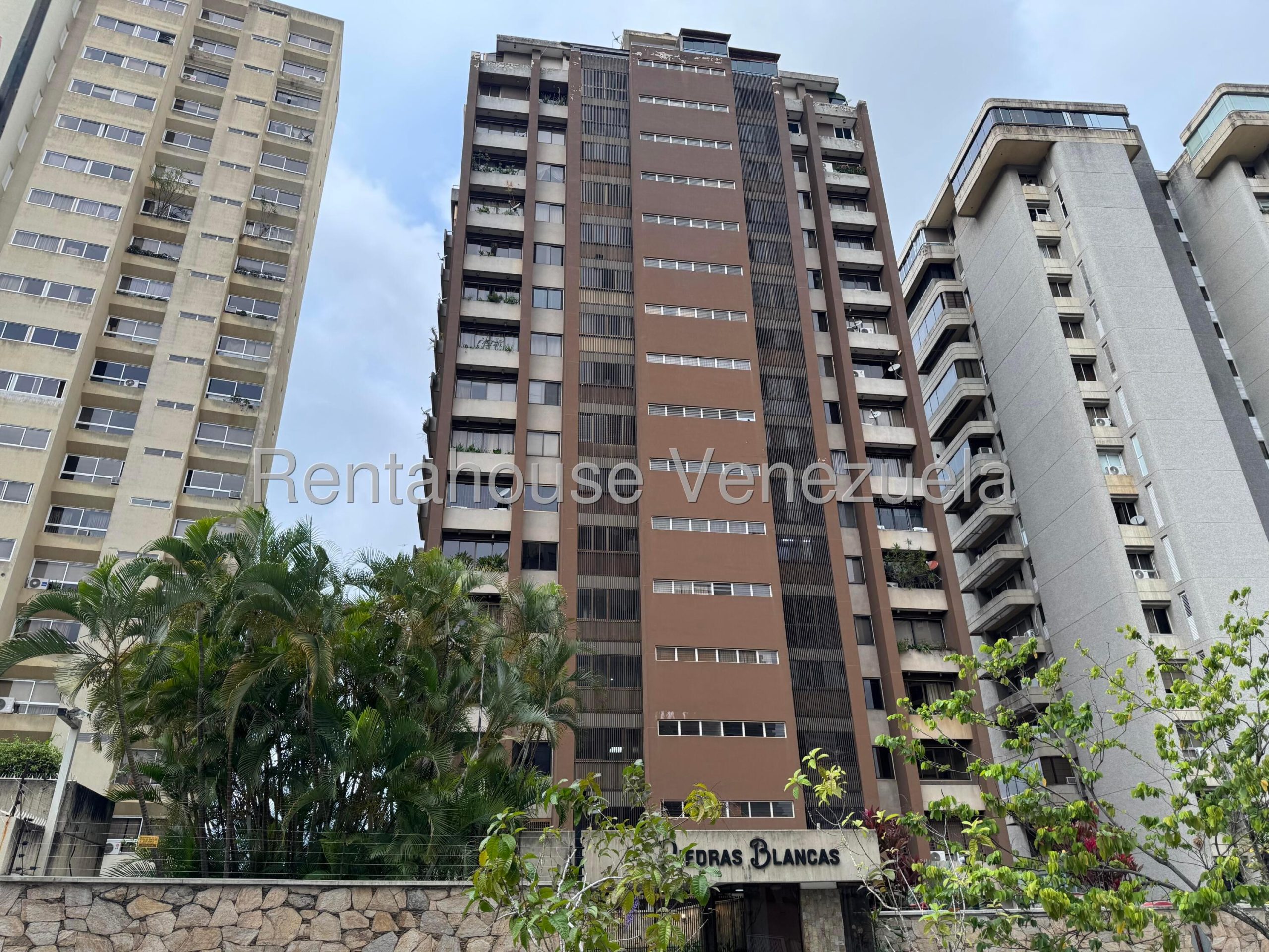 Apartamento con 3 habitaciones y 2 baños en Lomas de Prados del Este, Caracas