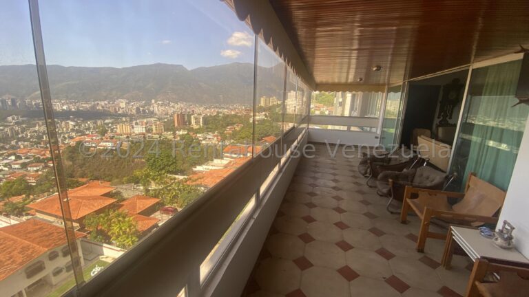 Apartamento de 228 m² con 3 habitaciones en Colinas de Santa Monica, Caracas