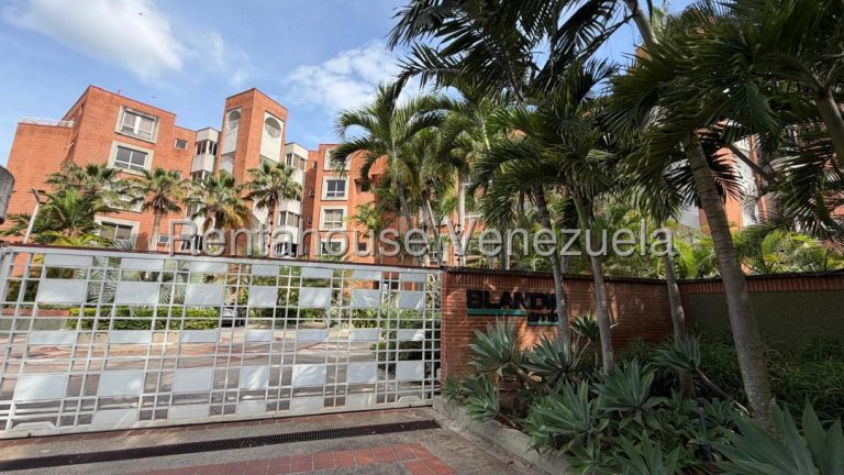 Apartamento con 3 habitaciones y 4 baños en Colinas de Valle Arriba, Caracas