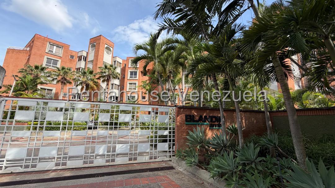 Apartamento con 3 habitaciones y 4 baños en Colinas de Valle Arriba, Caracas