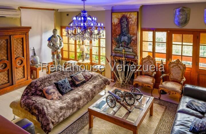 Casa con 5 habitaciones y 5 baños en El Peñon, Caracas