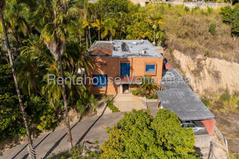 Casa de un nivel con jardín paisajista en Alto Hatillo