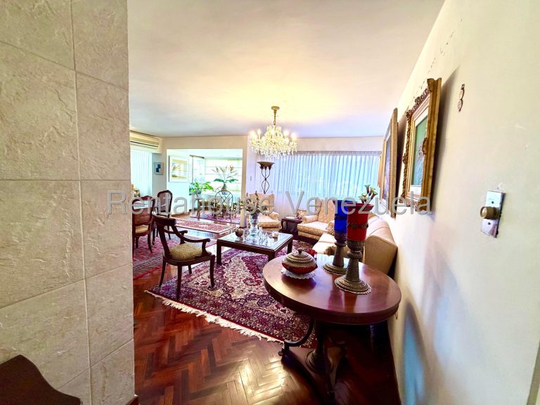 Apartamento con 3 habitaciones y 2 baños en Las Mesetas de Santa Rosa de Lima, Caracas