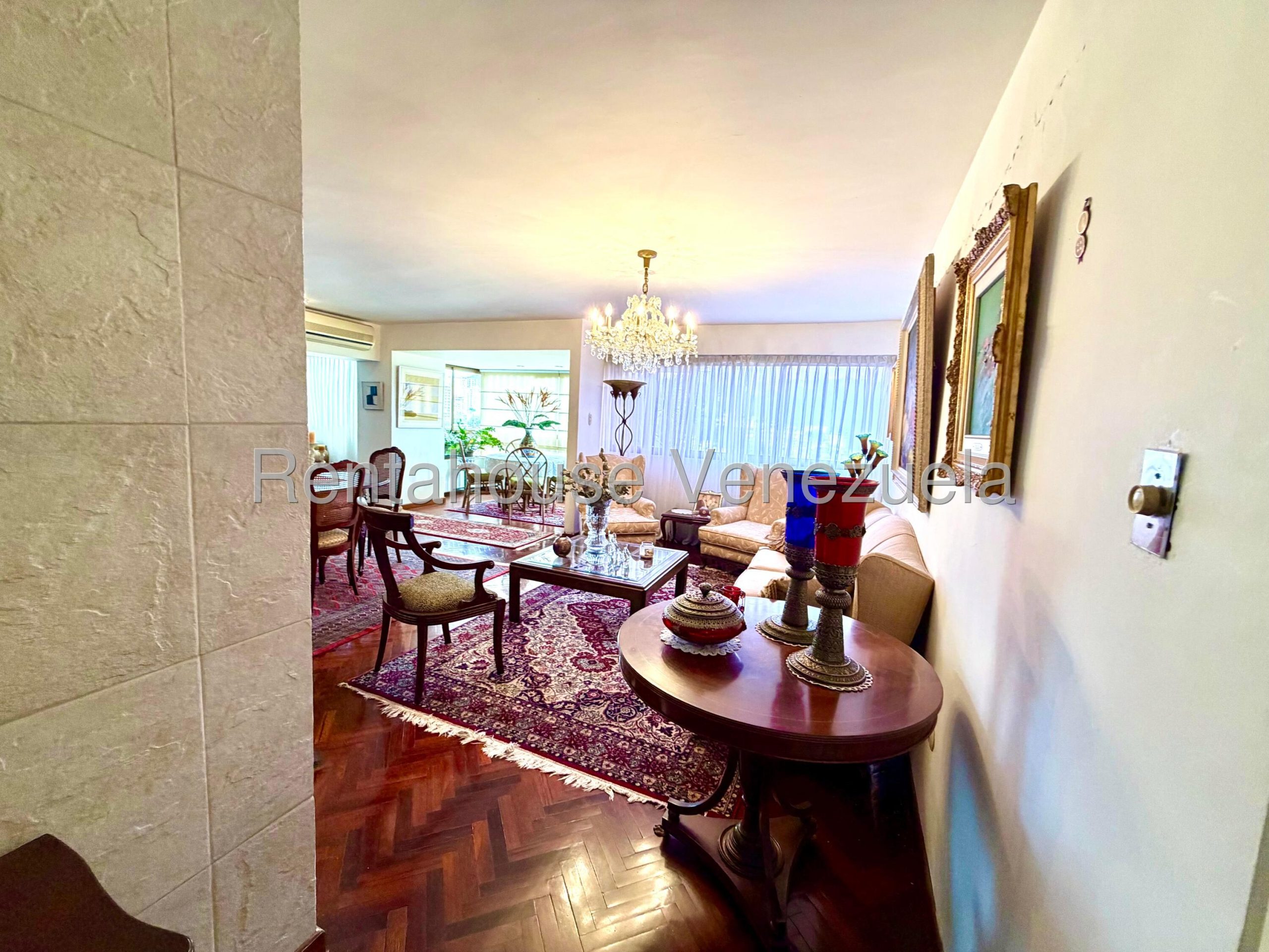 Apartamento con 3 habitaciones y 2 baños en Las Mesetas de Santa Rosa de Lima, Caracas