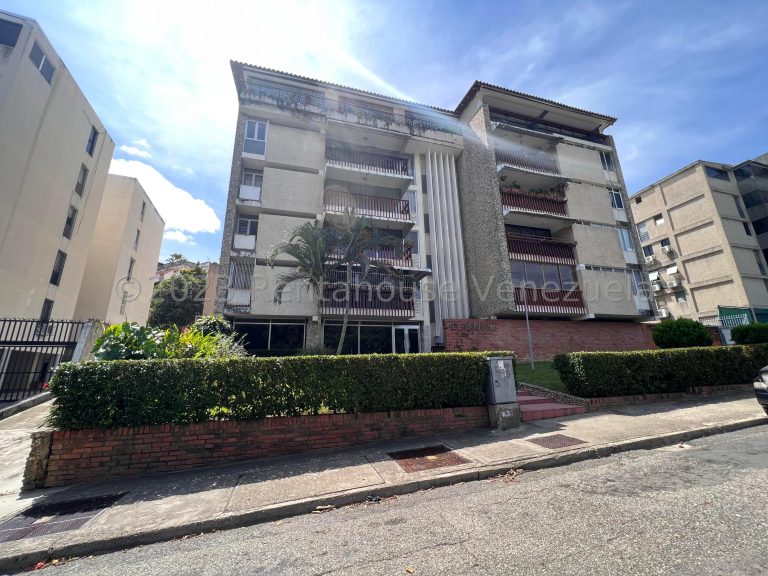 Apartamento con 4 habitaciones y 3 baños en Cumbres de Curumo, Caracas