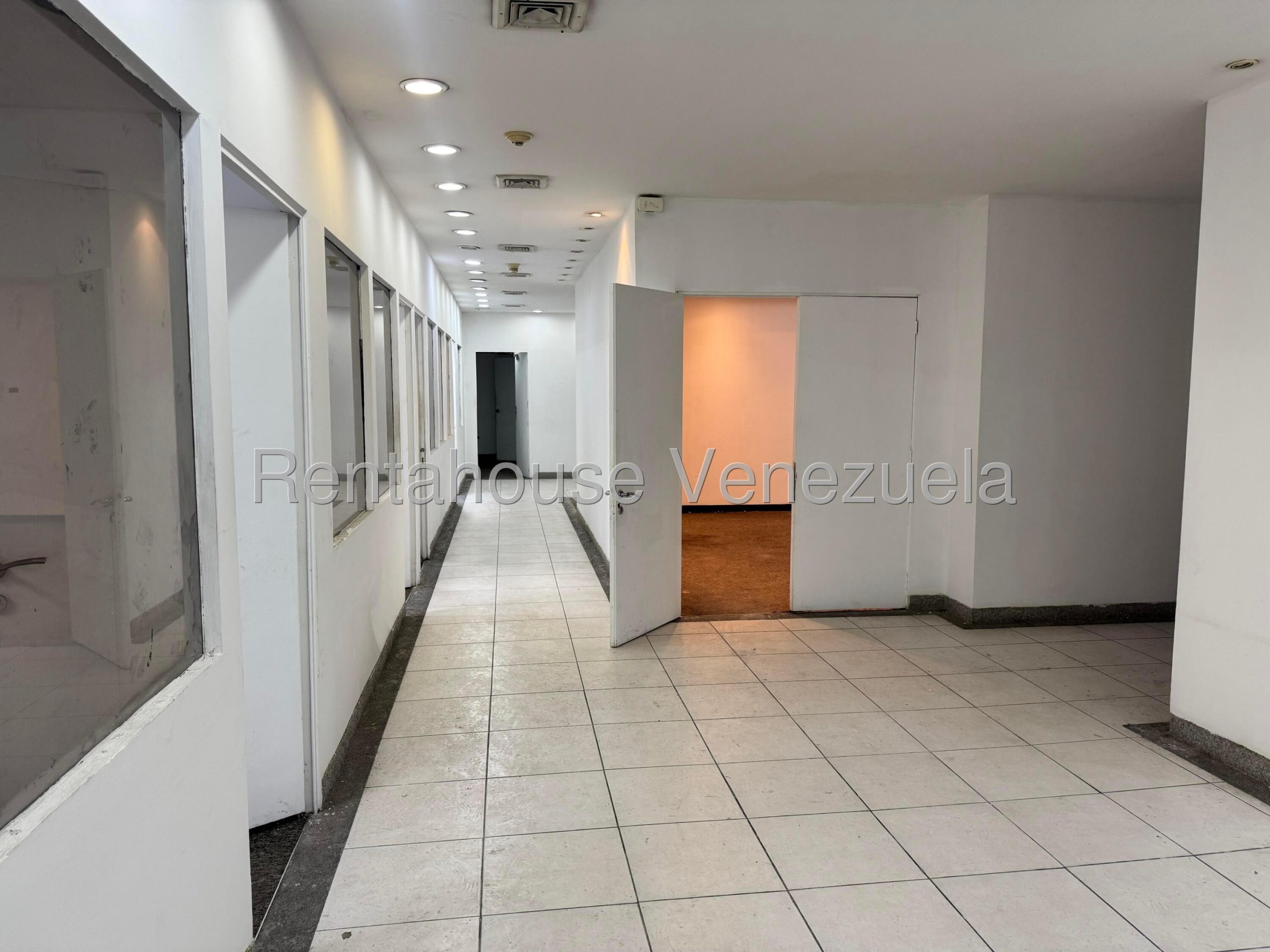 Foto 11 de Local comercial en alquiler en Los Cortijos de Lourdes