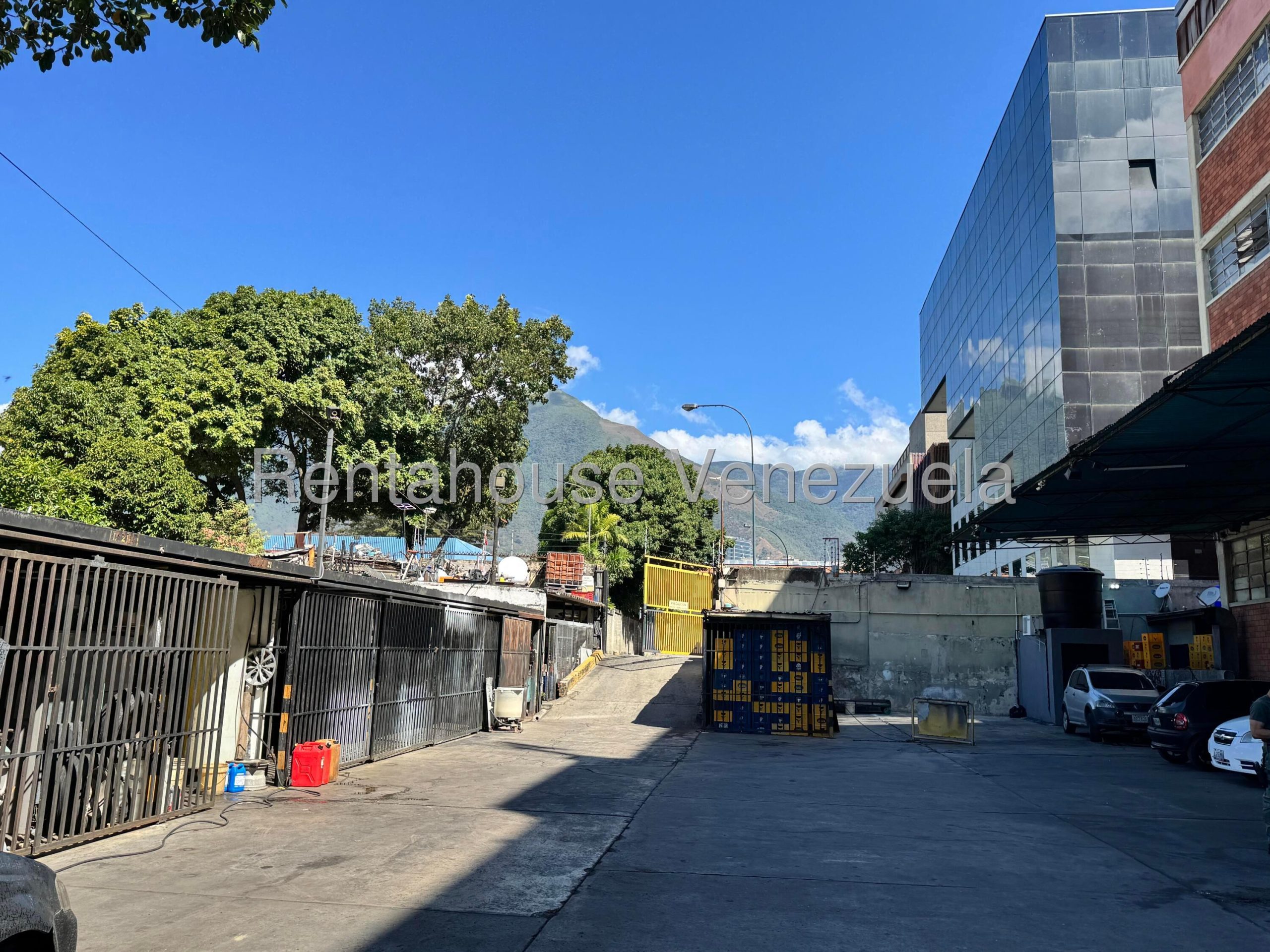 Foto 7 de Local comercial en alquiler en Los Cortijos de Lourdes