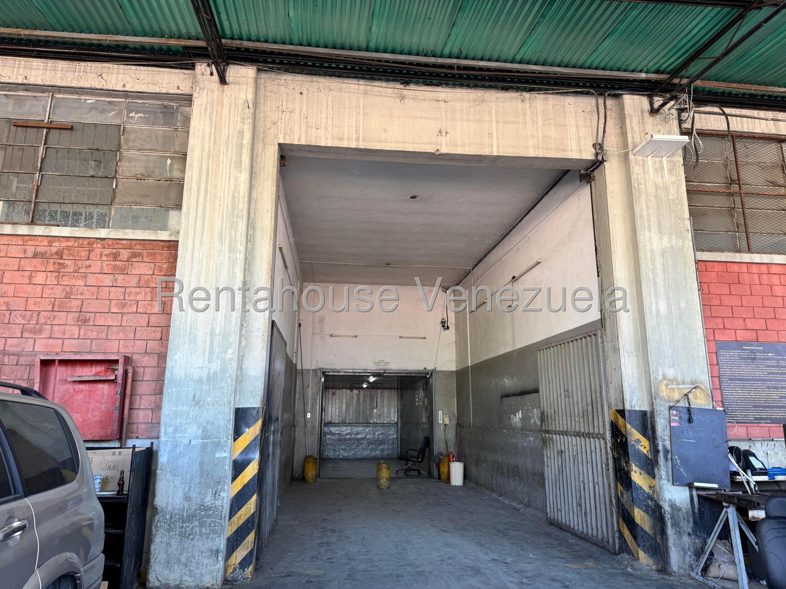 Foto 5 de Local comercial en alquiler en Los Cortijos de Lourdes