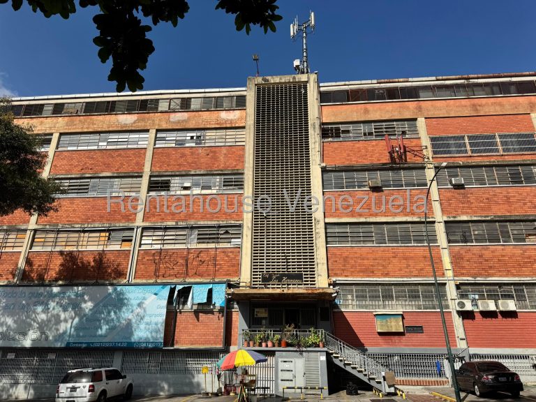 Local comercial de 921 m² en Los Cortijos de Lourdes, Caracas