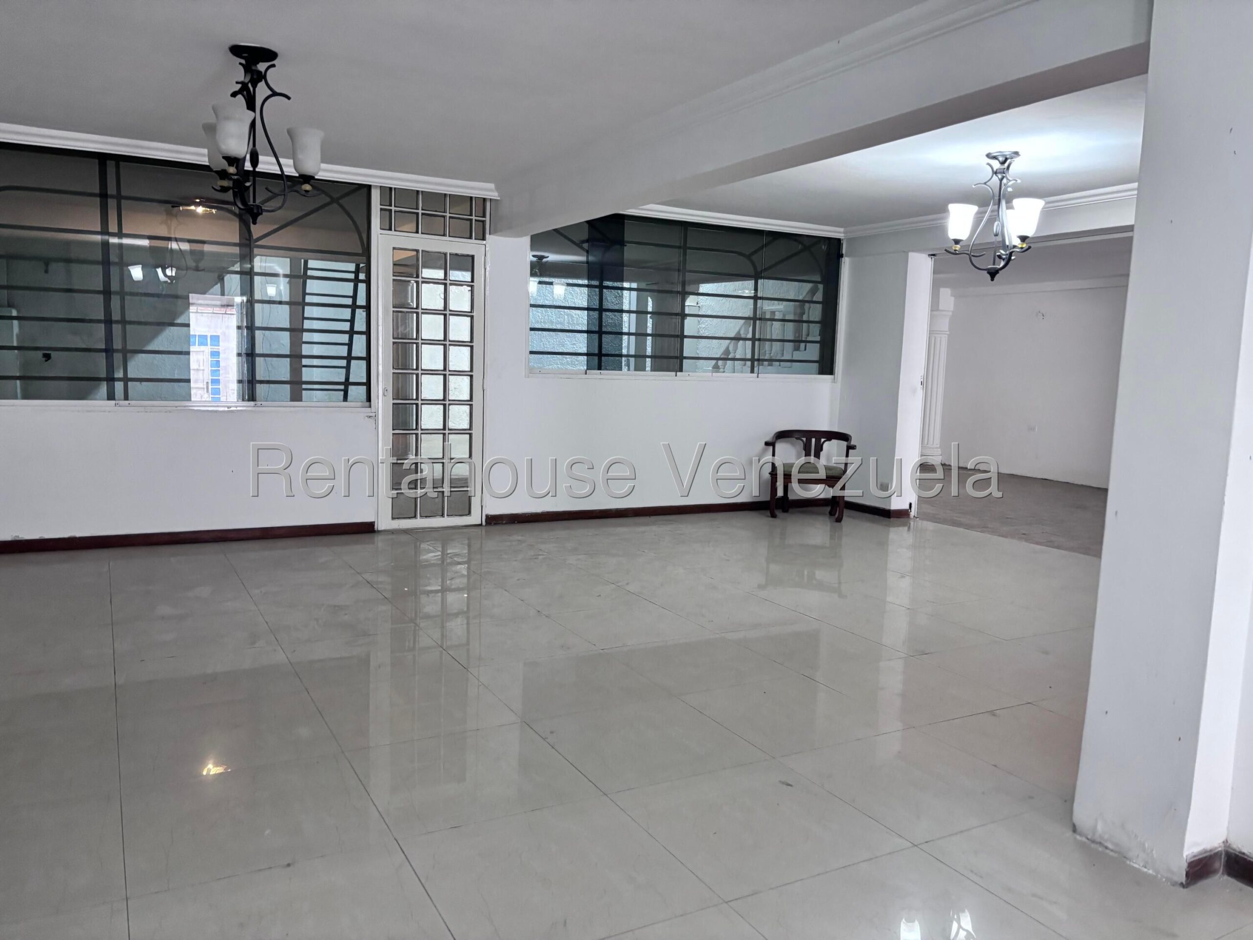 Oficina de 240 m² en La Trinidad, Caracas