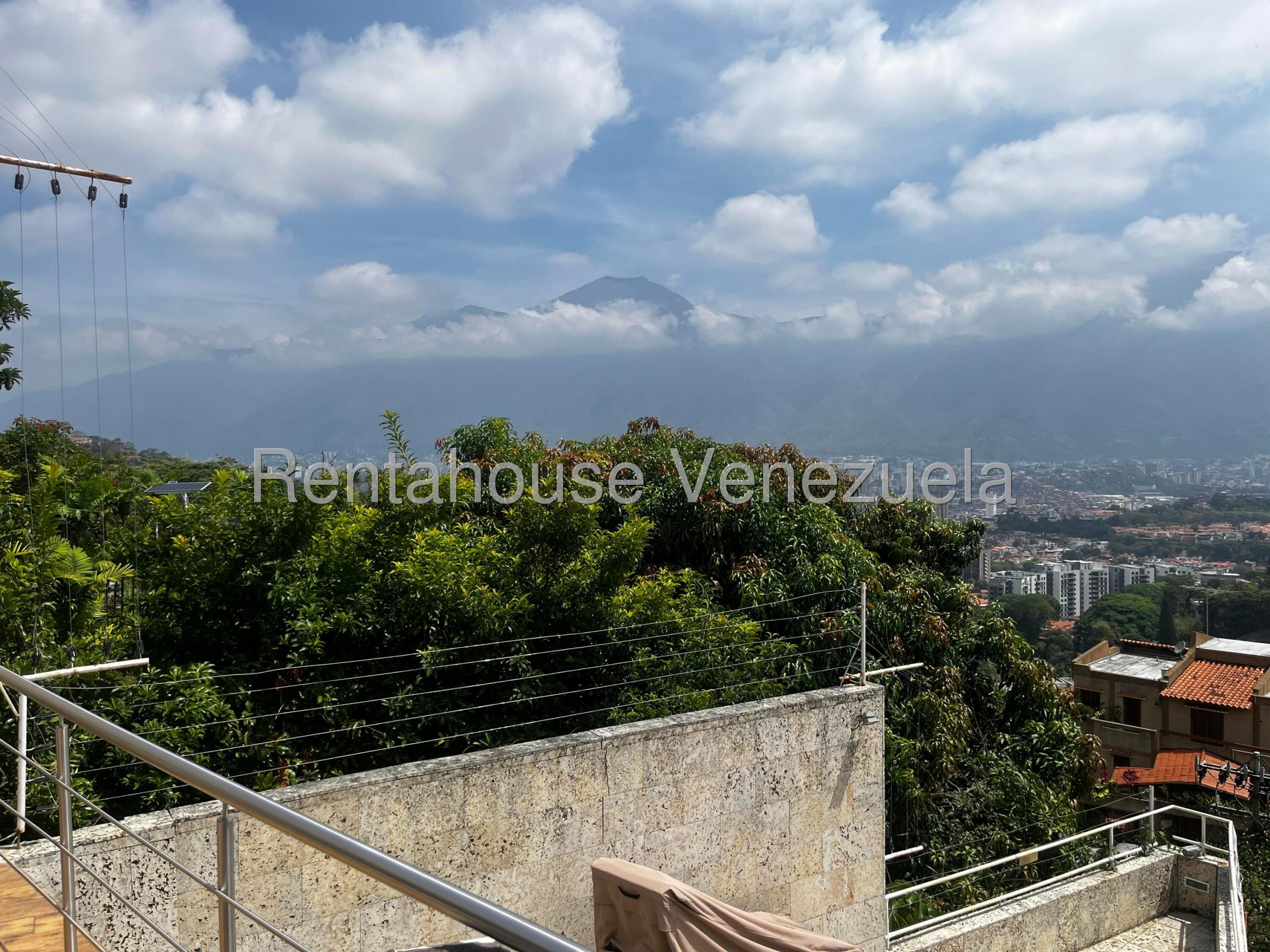 Casa con 5 habitaciones y 6 baños en Macaracuay, Caracas