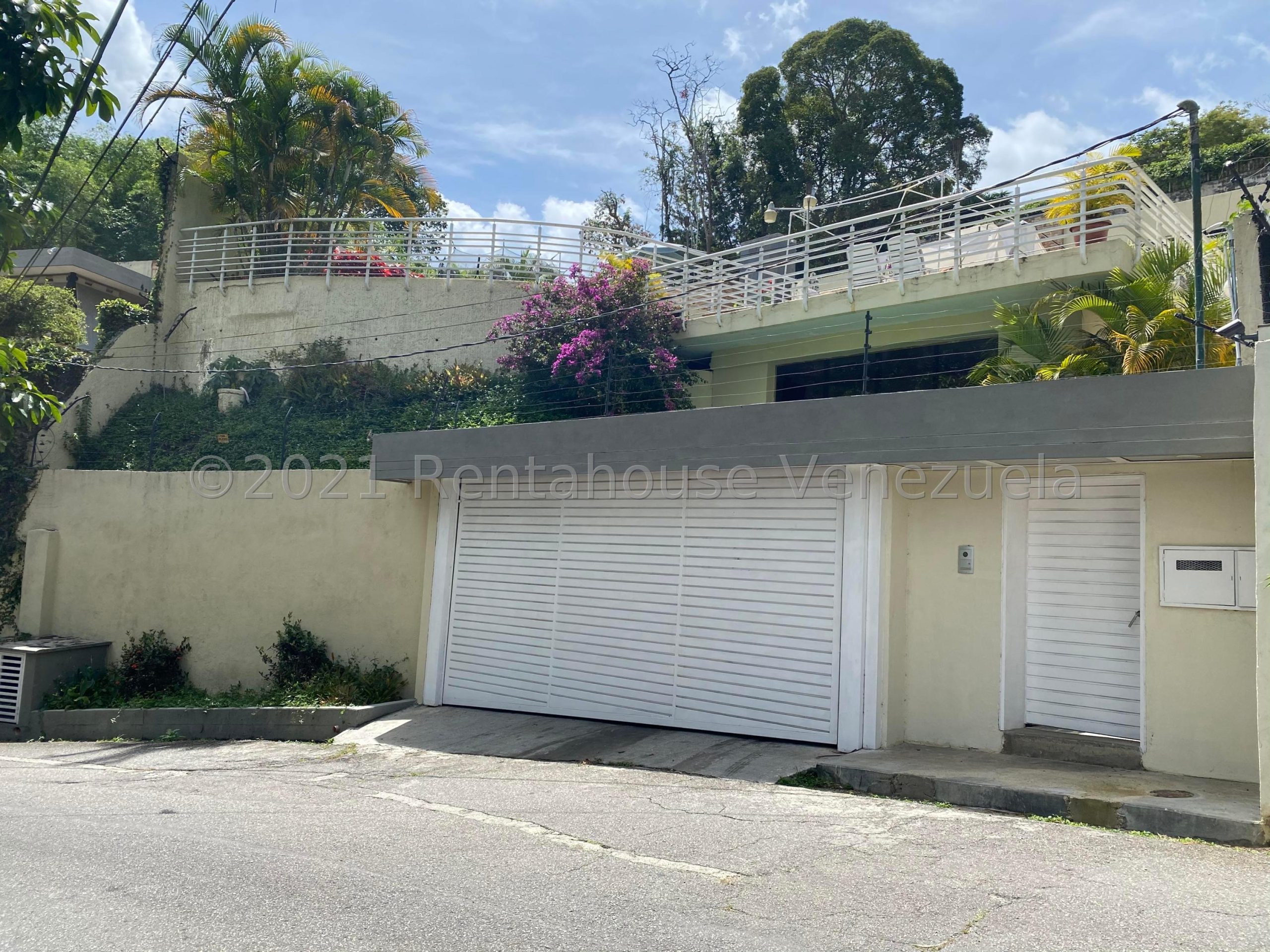 Casa con 4 habitaciones y 5 baños en Oripoto, Caracas