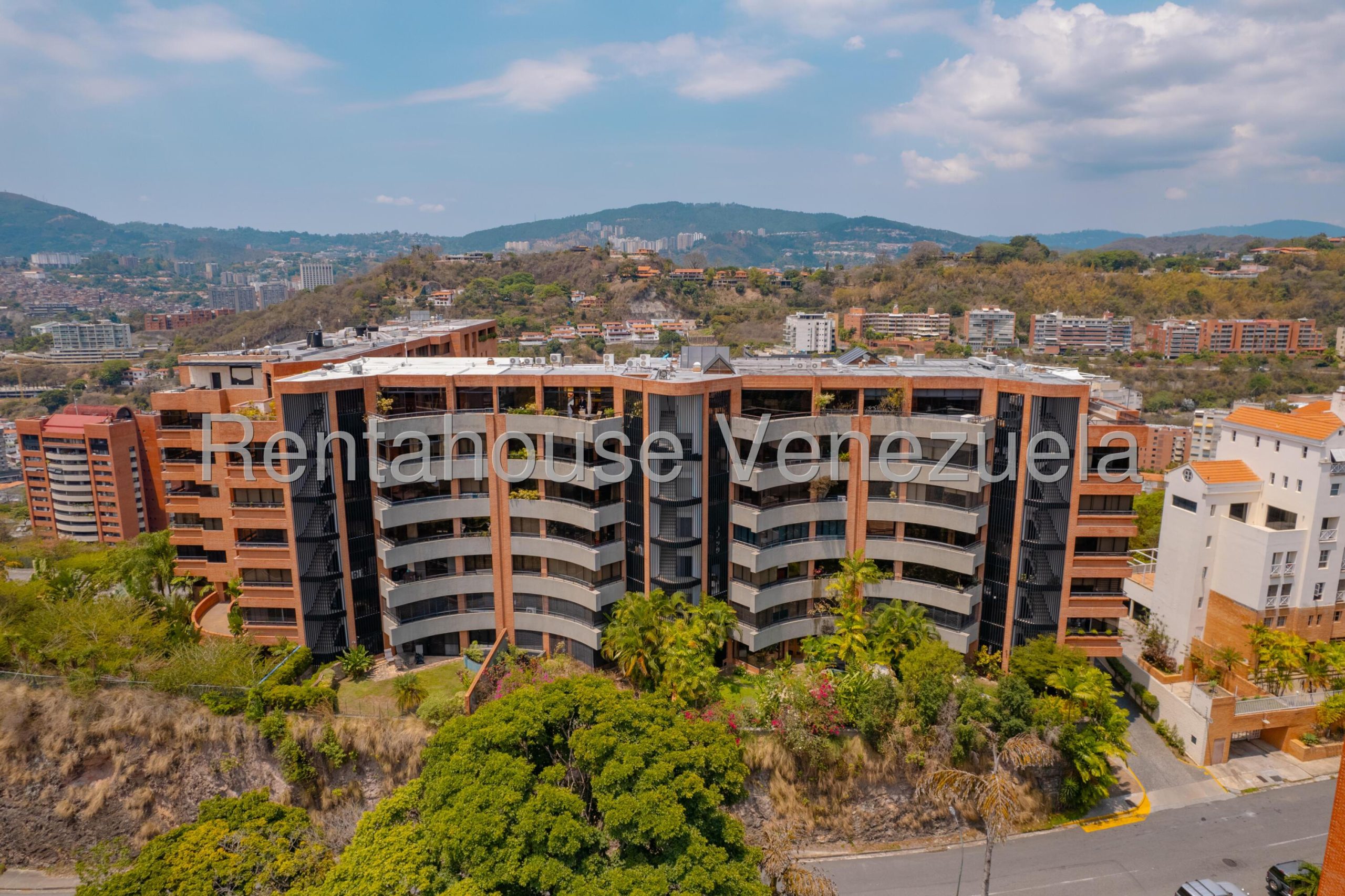 Apartamento con 5 habitaciones y 6 baños en Colinas de Valle Arriba, Caracas