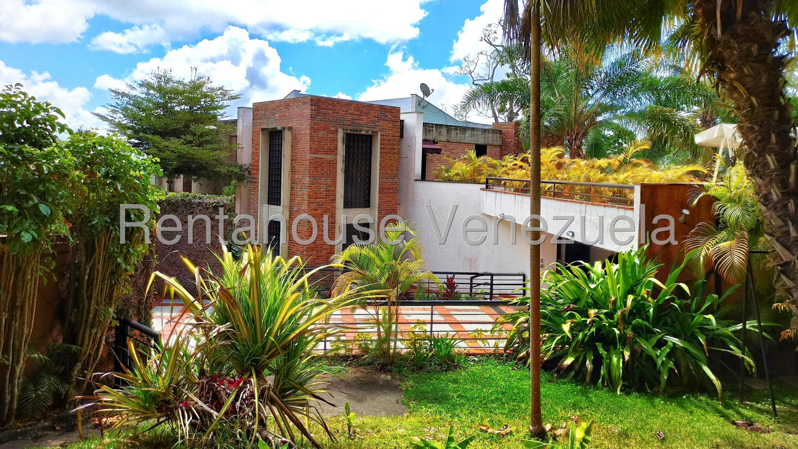 Casa con 6 habitaciones y 9 baños en La Lagunita Country Club, Caracas