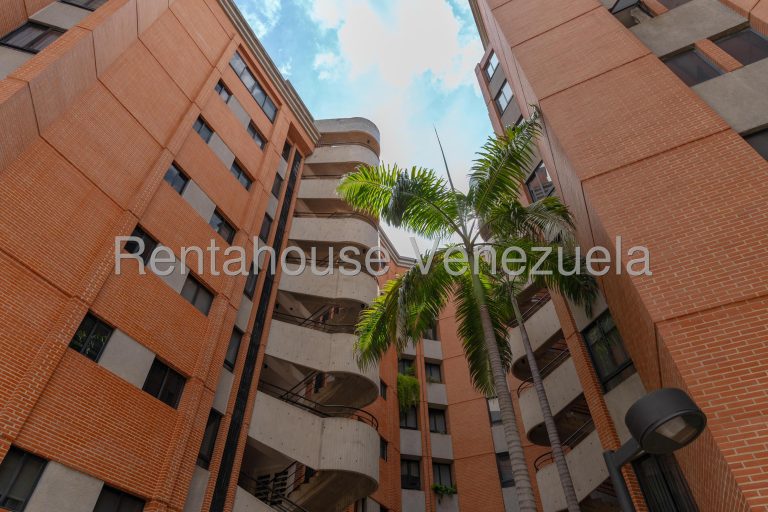 Apartamento con 4 habitaciones y 4 baños en Lomas de Las Mercedes, Caracas