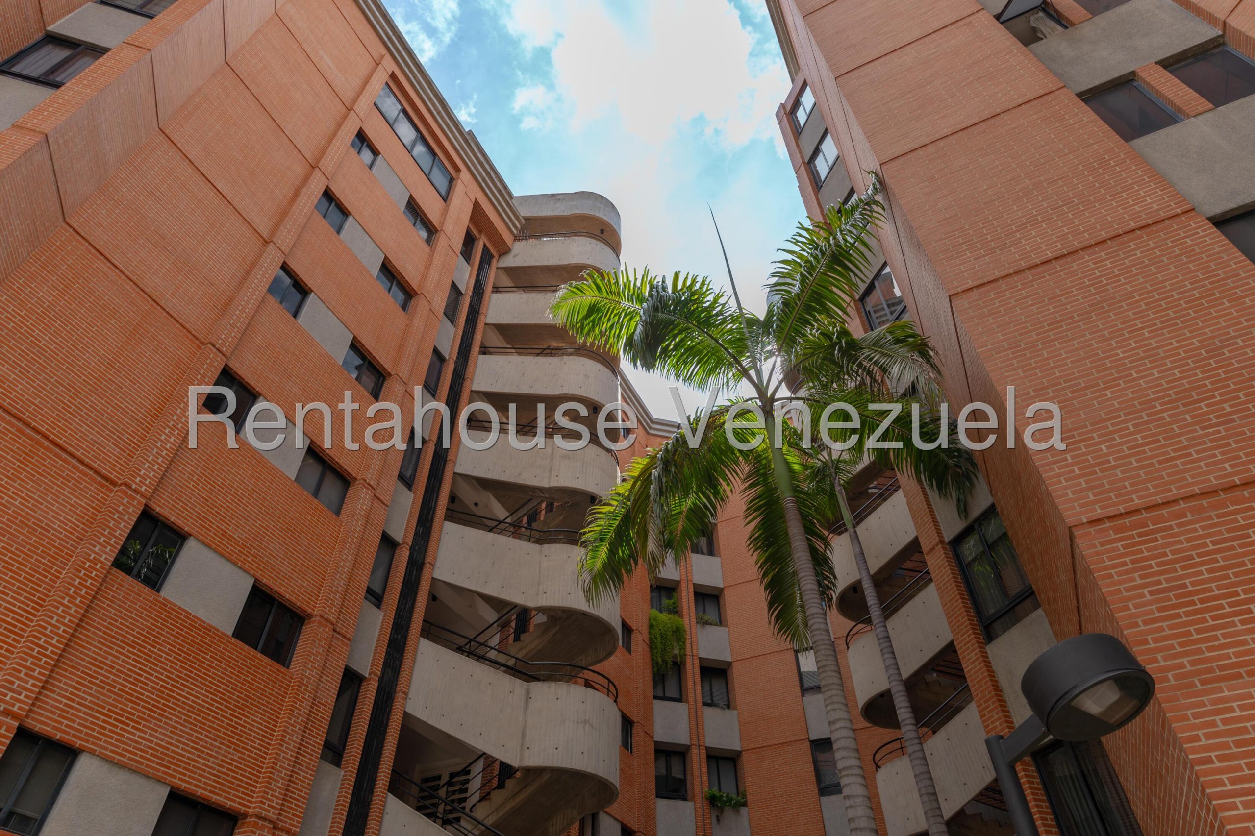 Apartamento con 4 habitaciones y 4 baños en Lomas de Las Mercedes, Caracas
