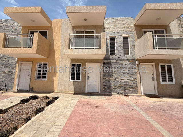 Townhouse de 77 m² con 2 habitaciones en Puerta Maraven, Punto Fijo